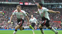Steven Gerrard dan Luis Suarez (PAUL ELLIS / AFP)