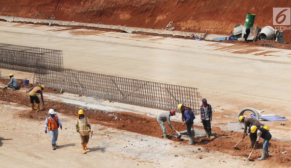 Aktivitas pekerja proyek pembangunan Tol Kunciran-Serpong di Jombang, Tangerang Selatan, Banten, Sabtu (24/11). Target pembangunan Tol Kunciran-Serpong molor menjadi awal 2019. (Liputan6.com/Angga Yuniar)