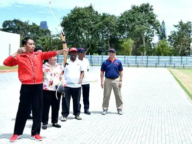 Presiden Joko Widodo, bersiap melepas anak panah saat meresmikan lapangan panahan di kawasan Gelora Bung Karno, Jakarta, Sabtu (2/12/2017). Presiden meresmikan empat venue yang akan digunakan untuk Asian Games 2018. (Biro Pres Setpres/Rustam)
