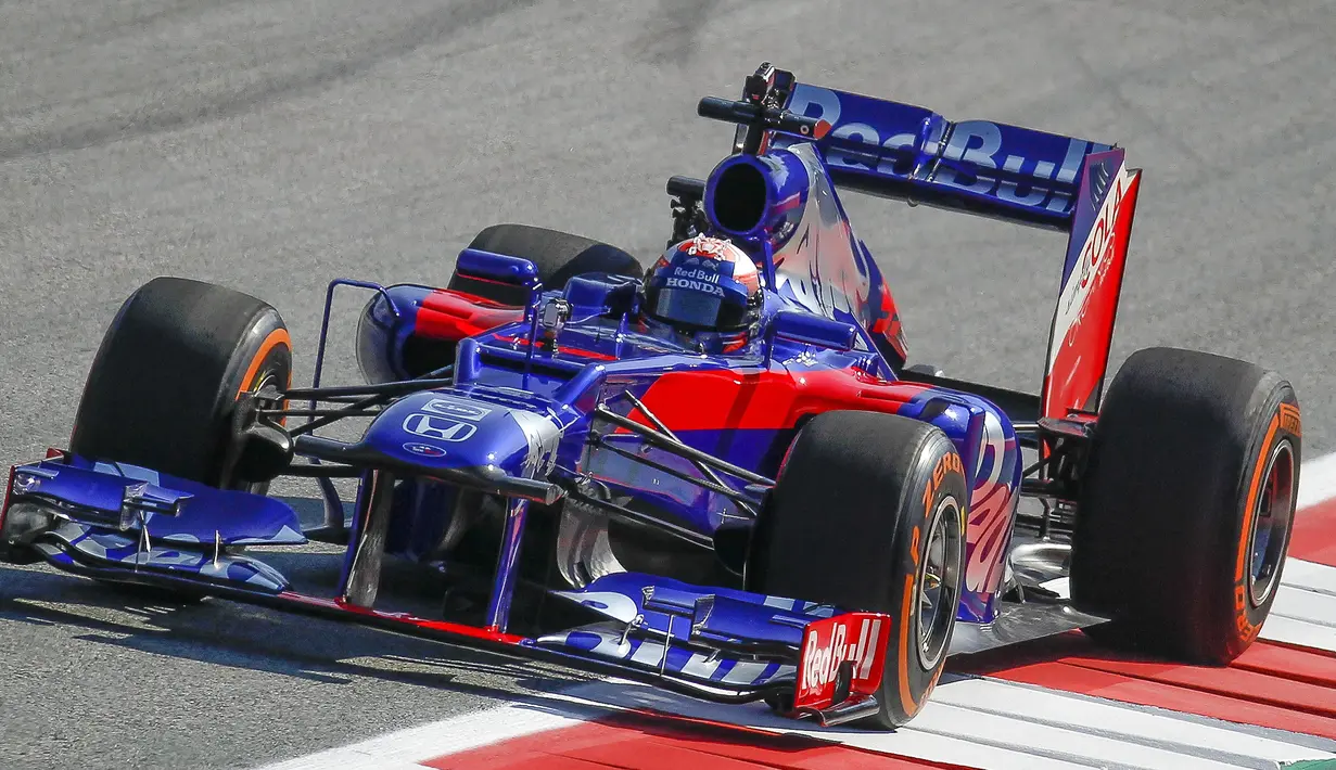 Pembalap MotoGP asal Spanyol Marc Marquez saat mengendarai mobil balap Formula 1 selama uji coba di Spielberg, Austria (5/6). Mobil Formula 1 yang dibawa Marquez merupakan milik tim Scuderia Toro Rosso. (AFP Photo/Apa/Erwin Scheriau)