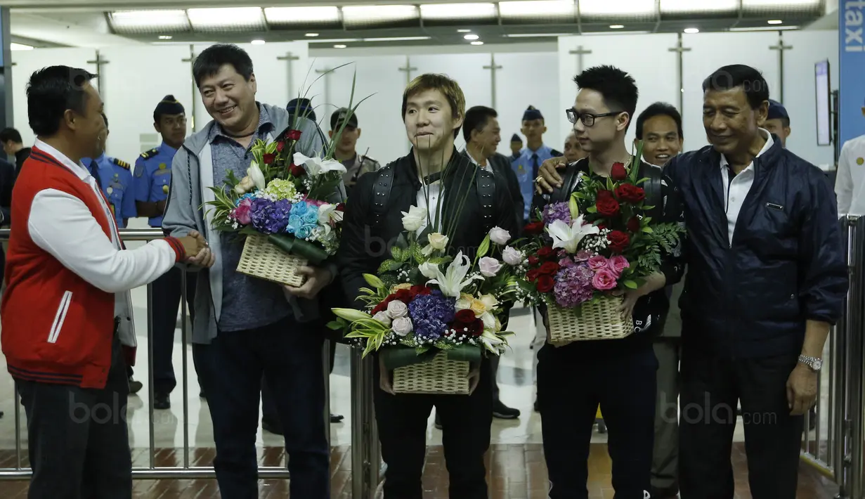 Menpora, Imam Nahrawi dan Ketua PBSI, Wiranto, menyambut kedatangan pasangan ganda putra Kevin Sanjaya dan Marcus Gideon di Bandara Soekarno Hatta, Senin (18/12/17). Kevin-Marcus berhasil menjuarai Dubai Super Series 2017. (Bola.com/M Iqbal Ichsan)