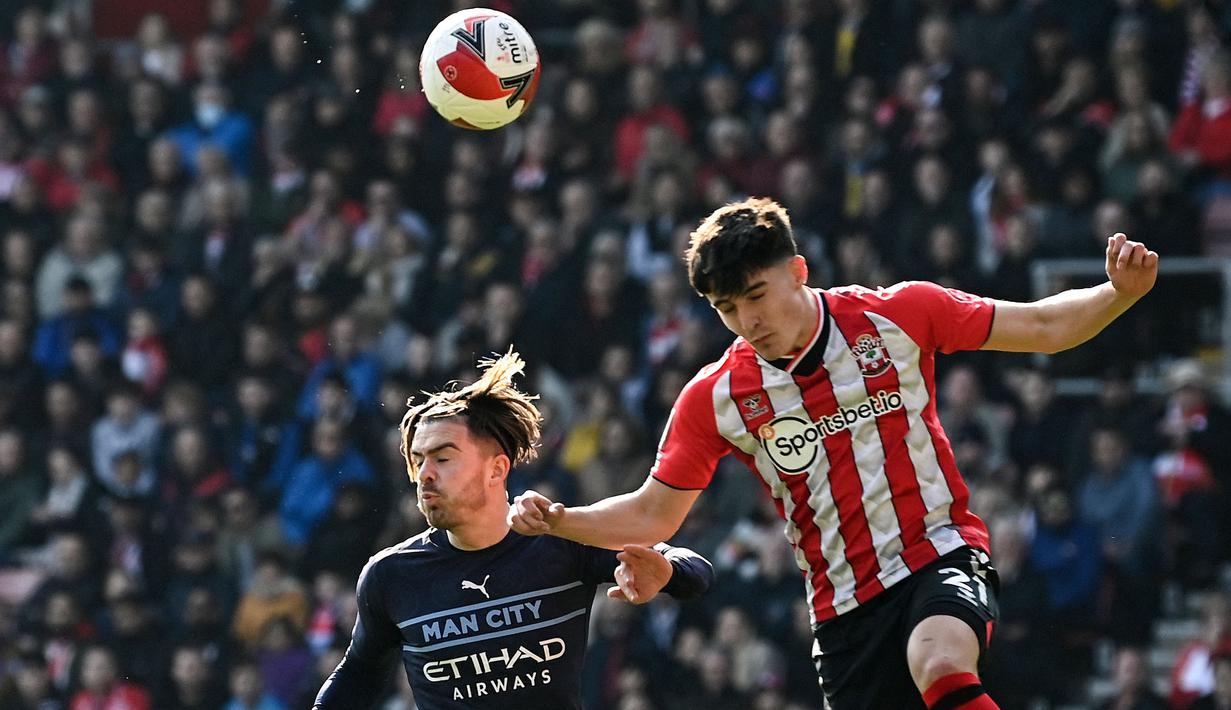 Pemain Southampron, Tino Livramento (kanan) berebut bola dengan pemain Manchester City, Jack Grealish pada laga perempat final Piala FA di St Mary's Stadium, Southampton, Inggris, 20 Maret 2022. Licramento bergabung dengan Southampton pada tahun 2021 setelah diboyong dari Chelsea. Pemain 20 tahun tersebut tercatat telah membuat 32 penampilan dengan mencetak satu gol dan dua assist sejauh ini. Ia diketahui terikat kontrak dengan The Saints hingga 2026. Kini, nilai pasarnya mencapai 25 juta euro. (AFP/Glyn Kirk)