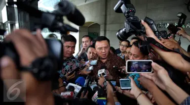 Gubernur DKI Jakarta Basuki T Purnama memberi keterangan pers usai menjalani pemeriksaan di Bareskrim Polri, Jakarta, Senin (24/10). Kedatangan Ahok untuk mengklarifikasi kasus dugaan penistaan agama yang dituduhkan padanya. (Liputan6.com/Johan Tallo)