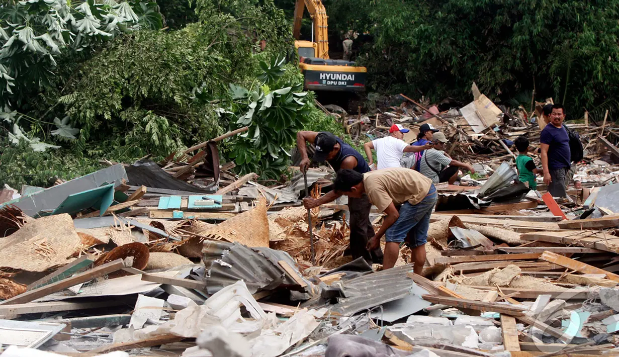 Rencananya lokasi yang berada di Bantaran Rel Stasiun Pasar Minggu akan dirubah menjadi area terbuka hijau, Jakarta, Selasa (30/12/2014). (Liputan6.com/Faizal Fanani)