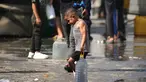 Seorang anak laki-laki Palestina membawa botol plastik besar berisi air di sebuah kamp pengungsi Nuseirat, yang terletak di Jalur Gaza tengah, pada 2 November 2025. Juru bicara Dana Anak-anak (UNICEF) Perserikatan Bangsa Bangsa (PBB), Tess Ingram mengungkap ada lebih dari satu juta anak di Jalur Gaza masih membutuhkan air bersih dan makanan. (EYAD BABA/AFP)