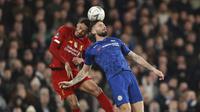 Striker Chelsea, Olivier Giroud, duel udara dengan bek Liverpool, Joe Gomez, pada laga Piala FA di Stadion Stamford Bridge, Selasa (3/3/2020). Chelsea menang 2-0 atas Liverpool.(AP/Ian Walton)