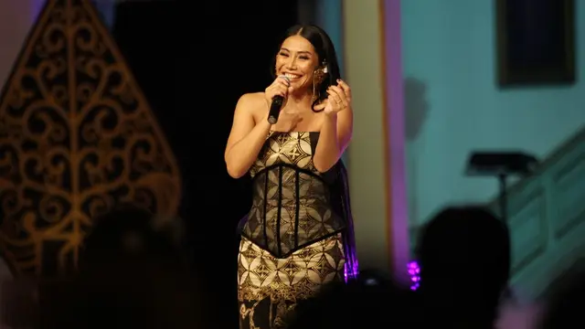 Anggun C Sasmi Menyanyi di Pura Mangkunegaran