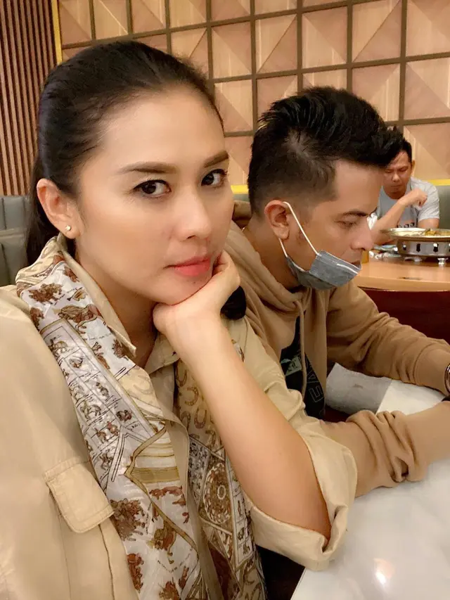6 Potret Harmonis Choky Andriano dan Istri, Kini Diterpa Isu Perselingkuhan