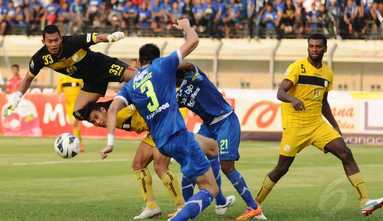 Beberapa kali sempat terjadi kemelut di muka gawang Barito Putera saat berlaga melawan Persib Bandung di Stadion Si Jalak Harupat, (10/6/2014). (Liputan6.com/Helmi Fithriansyah)