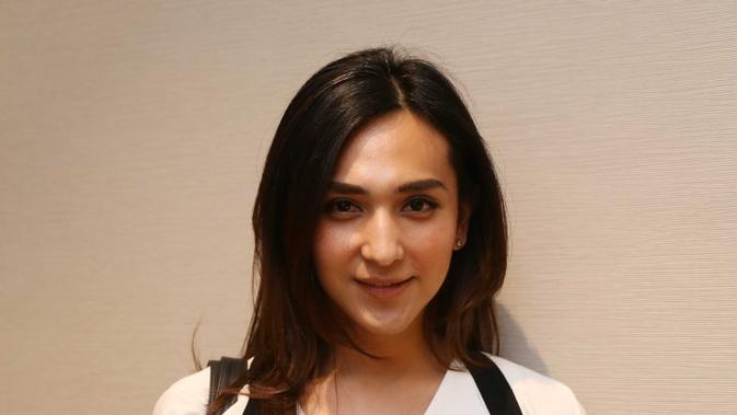Meski Dicaci, Dena Rachman Tetap Tegar - Celeb Bintang.com