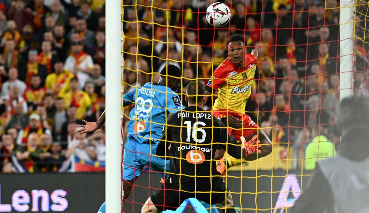 Lois Openda menjadi pencetak gol terbanyak ketiga di Bundesliga pada musim ini hingga pekan ke-13. Openda sukses mencatatkan 10 gol dalam 13 laga bersama RB Leipzig. Ia juga merupakan kunci Die Bullen bertengger di posisi keempat klasemen liga musim ini. (AFP/Denis Charlet)