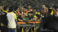 Christian Gonzales ikut mengangkat kiper Persegres, Aji Saka yang terjatuh akibat menghantam tiang gawang sebelah kanan saat melawan Arema FC pada Liga 1 2017 di Gresik, (12/7/2017). (Bola.com/Iwan Setiawan). 