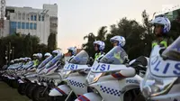 Personil Polisi Wanita (Polwan) bersiap mengikuti apel operasi ketupat candi 2019 di Lapangan Simpang Lima Semarang, Jawa Tengah, Selasa (28/5). Pasukan pengamanan lebaran 2019 bertujuan untuk bersinergi memberikan rasa aman dan nyaman pada perayaan hari raya idul Fitri 1440 H. (Liputan6.com/Gholib)