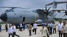 Presiden Indonesia Prabowo Subianto (depan) menghadiri upacara serah terima salah satu dari dua pesawat angkut militer Airbus A-400M kepada TNI AU di Pangkalan Udara Halim, Jakarta, pada Senin 3 November 2025. (BAY ISMOYO/AFP)
