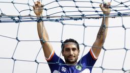 Penyerang PBR, Gaston Castano saat mengikuti latihan jelang Piala Jenderal Sudirman di Lapangan National Youth Training Center, Sawangan, Depok, Jawa Barat, Senin (2/11/2015). (Bola.com/Vitalis Yogi Trisna)