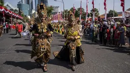 Penari menampilkan tarian tradisional sebelum upacara peringatan Hari Ulang Tahun (HUT) ke-78 Republik Indonesia (RI) di Surabaya, Jawa Timur, Kamis (17/8/2023). (JUNI KRISWANTO/AFP)