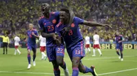 Bek Kolombia, Yerry Mina, merayakan gol ke gawang Polandia pada laga grup H Piala Dunia di Kazan Arena, Kazan, Minggu (24/6/2018). Kolombia menang 3-0 atas Polandia. (AP/Thanassis Stavrakis)