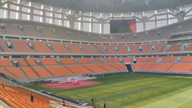 Penampakan Rumput Lapangan Jakarta International Stadium (JIS), Jakarta Utara.