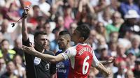 Bek Arsenal, Koscielny, mendapat kartu merah saat bertanding melawan Everton pada laga Premier League, di Stadion Emirates, Minggu (21/5/2017).  Arsenal menang 3-1. (AP/Tim Ireland)