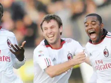 Selebrasi khas gelandang AC Milan asal Sierra Leone Rodney Strasser (kiri) seusai menjebol gawang Cagliari dalam lanjutan Serie A yang berlangsung di St.Elia Stadium, 6 Januari 2011. Milan unggul 1-0. AFP PHOTO / Tiziana Fabi 