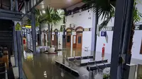 Hujan lebat yang terjadi sejak Rabu siang hingga malam membuat beberapa titik di Kota Semarang kebanjiran termasuk Stasiun Semarang Tawang. Sejumlah perjalanan kereta terganggu. (Dok PT KAI)