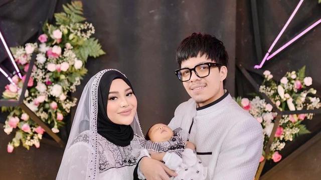 7 Gaya Busana Atta Halilintar dan Aurel Hermansyah di Aqiqah Ameena, Kompak Serba Monokrom