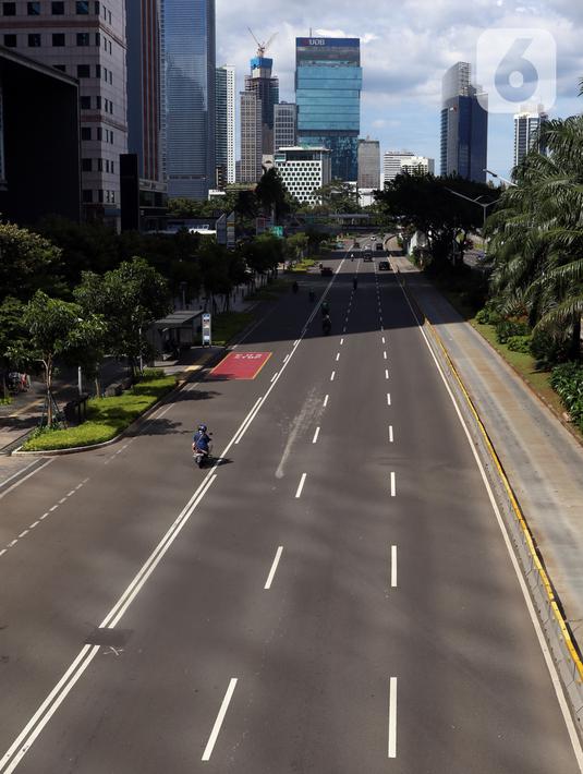 Suasana jalan di kawasan Sudirman, Jakarta, Jumat (25/12/2020). Libur Natal dan Tahun Baru 2021 membuat jalanan di beberapa wilayah Ibu Kota terpantau lengang tanpa kemacetan. (Liputan6.com/Angga Yuniar)
