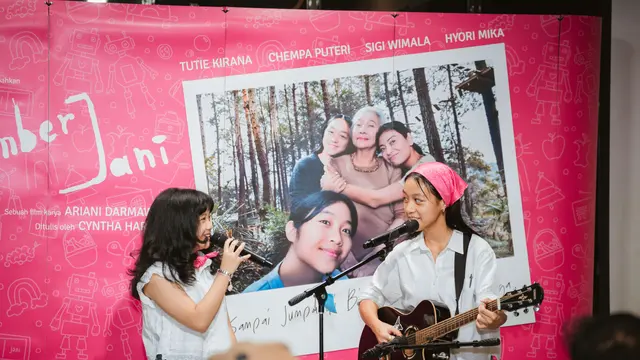 Hangatnya Relasi Jani dan Julia dalam Music Video “Kopi Kaleng”