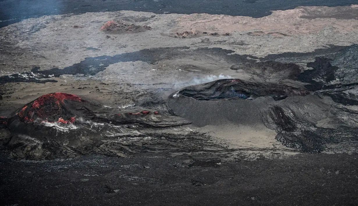 Gunung Api Mauna Loa terlihat dari udara dekat Kailua-Kona, Hawaii, Senin (12/12/2022). Survei Geologi AS (USGS) Observatorium Gunung Api Hawaii pada pada 11 Desember mengatakan sembutan lava dan emisi gas vulkanik di Mauna Loa Hawaii, gunung berapi aktif terbesar di dunia, menurun. (Robyn BECK / AFP)