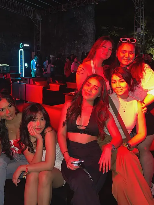 Ada juga Erika Carlina yang mengenakan top bermotif dan celana jeans, dan Lula Lahfah mengenakan bra top dan high waisted pants hitam. [@fuji_an/@rachelvennya/@reginaaphx/lulalahfah]