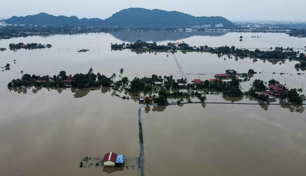 Pihak berwenang setempat telah menyerukan agar masyarakat tetap waspada terhadap kemungkinan gelombang banjir kedua. Tampak foto udara menunjukkan rumah-rumah yang terendam banjir di Kangar, negara bagian Perlis, Malaysia utara, pada Jumat 28 November 2025. (Mohd RASFAN/AFP)