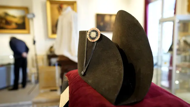 topi bicorne khas Napoleon yang dilelang di Prancis