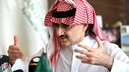 Alwaleed bin Talal menjelaskan ke awak media terkait niat beramalnya di Riyadh, Arab Saudi, Rabu (1/7/2015). Alwaleed mengaku terinspirasi oleh sikap Bill Gates yang memberikan sebagian hartanya kepada penderita polio. (AFP/Fayez Nureldine)