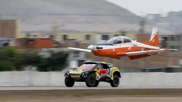 Melihat Pereli Prancis Sebastian Loeb Balapan Lawan Pesawat