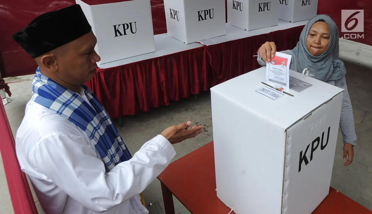Warga memasukkan surat suara ke dalam kotak saat pemungutan ulang Pemilu 2019 di TPS 49 Rengas, Kecamatan Ciputat Timur, Tangerang Selatan, Rabu (24/4). Pencoblosan ulang dilakukan lantaran ditemukannya pelanggaran oleh Bawaslu saat pemilu serentak pada 17 April 2019 lalu. (merdeka.com/Arie Basuki)