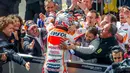 Usai memenangi balapan di Sirkuit Brno, Ceko, (17/8/2014), Dani Pedrosa, langsung disambut kru tim Repsol Honda. (AFP PHOTO/Joe Klamar)