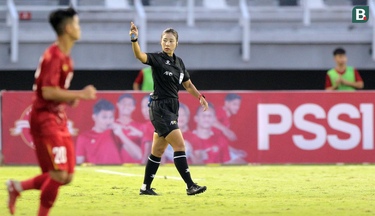 Pertandingan yang digelar di Stadion Gelora Bung Tomo itu dipimpin wasit wanita asal Korea Selatan, Oh Hyeon-jeong. Dalam melaksanakan tugasnya, wasit berusia 34 tahun itu ditemani dua rekannya yang juga wanita dan berasal dari Korea Selatan. (Bola.com/Ikhwan Yanuar)