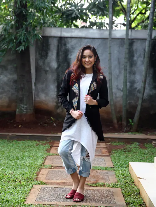 Pemeran yang pernah main dalam sinetron Anak Jalanan itu mengaku untuk pertama kalinya menjalani pemotretan untuk cover novel. Ia merepresentasi salah satu judul yang berjudul Revenge. (Nurwahyunan/Bintang.com)