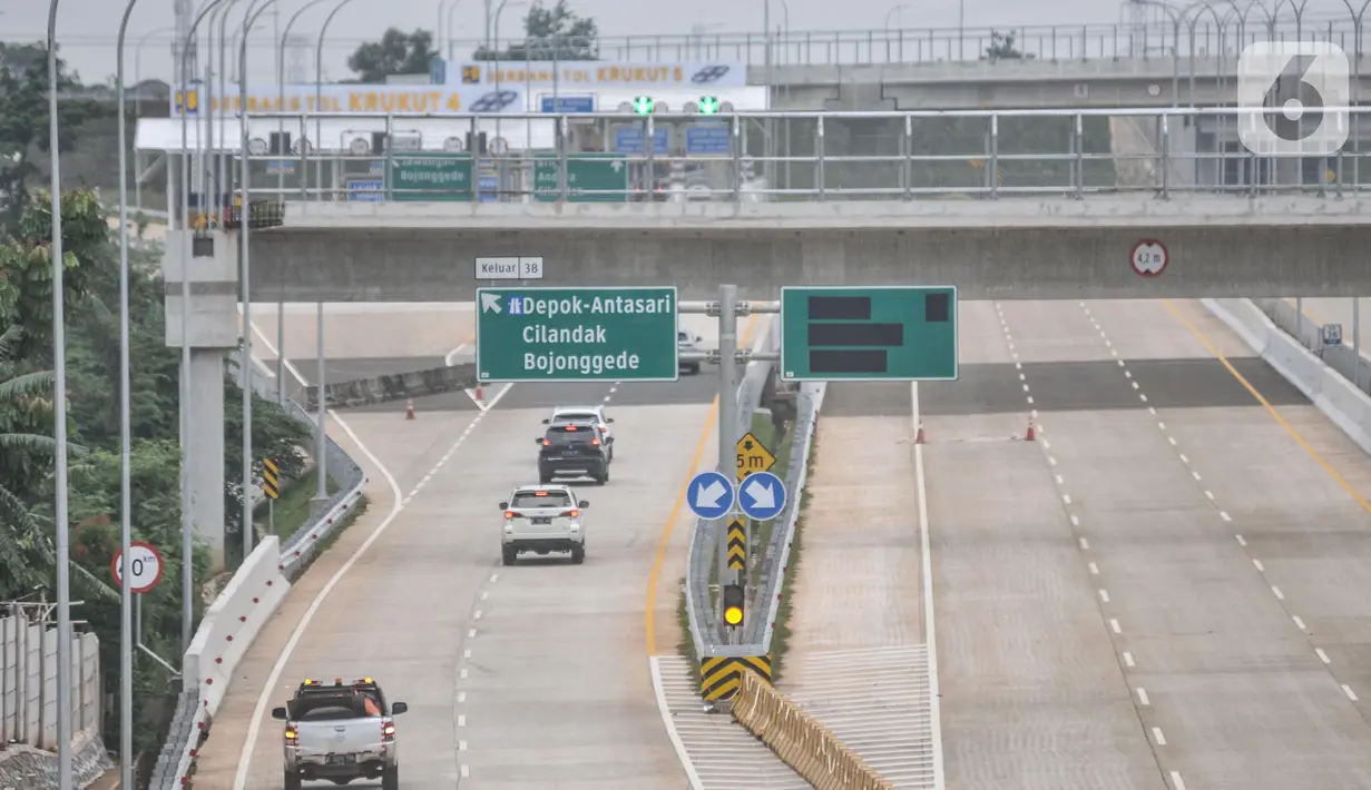 Kendaraan saat melintasi ruas Tol Cinere-Jagorawi (Cijago) Seksi 3A Kukusan-Krukut, Tanah Baru, Depok, Jawa Barat, Senin (26/12/2022). Kementerian PUPR melalui Badan Pengatur Jalan Tol (BPJT) telah mengoperasikan secara fungsional ruas Tol Cijago Seksi 3A Kukusan-Krukut sejak Jumat (23/12/2022) lalu dalam rangka momentum libur Natal dan Tahun Baru. Ruas tol tersebut dibuka secara gratis mulai dari 23 Desember 2022 sampai 3 Januari 2023, pukul 08.00 WIB-07.00 WIB. (merdeka.com/Iqbal S. Nugroho)