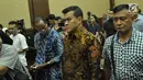 Andi Agustinus atau Andi Narogong (kanan) bersiap menjalani sidang kasus korupsi KTP Elektronik dengan terdakwa Irman dan Sugiharto di Pengadilan Tipikor, Jakarta Pusat, Senin (29/5). (Liputan6.com/Helmi Afandi)