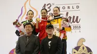 Duta Wushu, Jet Li (kanan bawah) berfoto bersama Atlet Wushu Indonesia, Lindswell Kwok (tengah) saat menerima medali emas pada Kejuaraan Dunia Wushu 2015 di Istora, Senayan, Jakarta, Sabtu(14/11/2015) WIB. (Bola.com/Nicklas Hanoatubun)