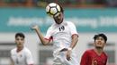 Gelandang Yordania, Moath Yousef, menyundul bola saat melawan Indonesia pada laga persahabatan di Stadion Wibawa Mukti, Jawa Barat,  Sabtu (13/10/2018). Indonesia menang 3-2 atas Yordania. (Bola.com/M Iqbal Ichsan)