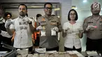 Kabid Humas Polda Metro Jaya Kombes Pol Argo Yuwono (ketiga kanan) menunjukkan barang bukti saat rilis pengungkapan narkotika jenis baru di Mapolda Metro Jaya, Jakarta, Senin (25/2). (Merdeka.com/Iqbal S. Nugroho)