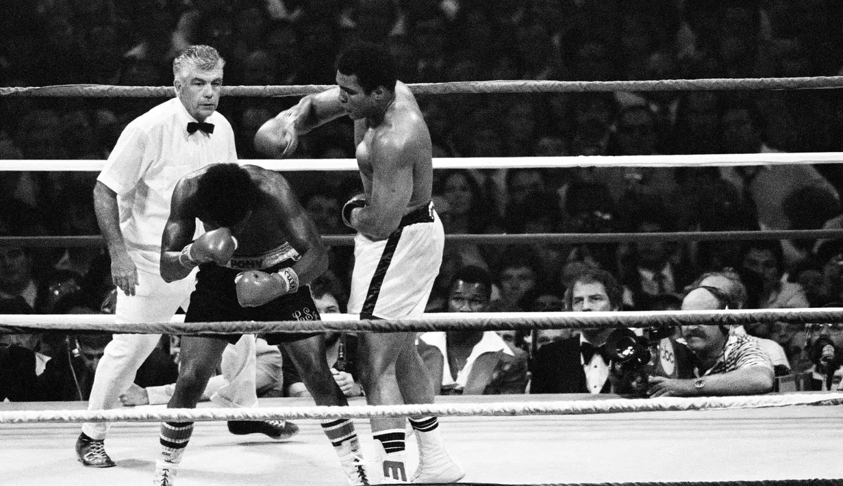 Aksi Muhammad Ali saat menghantam petinju Leon Spinks selama ronde kedua dalam pertandingan tinju di Louisiana Superdome, New Orleans, Louisiana, AS pada (15/9/1978). (REUTERS/Action Images/MSI)