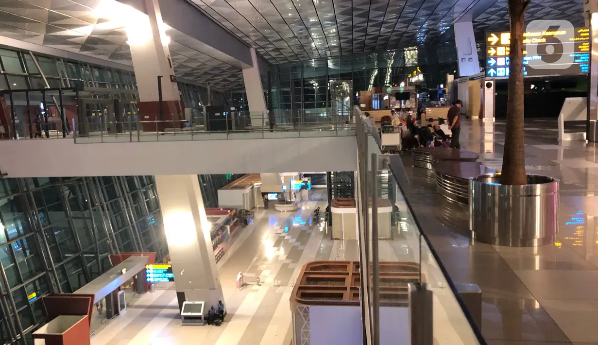 Suasana lengang di Terminal 3 Bandara Internasional Soekarno-Hatta, Tangerang, Kamis (30/4/2020). Dibatalkannya sebagian besar penerbangan akibat pembatasan moda transportasi guna mencegah penyebaran Covid-19 menyebabkan kondisi bandara lebih sepi dibanding biasa. (Liputan6.com/Immanuel Antonius)