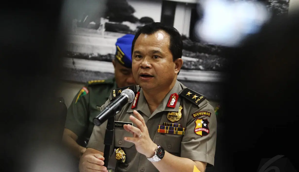 Dari hasil investigasi diketahui bahwa ada oknum Anggota Batalyon Infanteri 134 Tuah Sakti yang melakukan 'pengamanan' di gudang BBM illegal, Jakarta, (14/10/14). (Liputan6.com/Faizal Fanani)