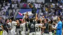 <p>Pemain Real Madrid Mariano Diaz dilempar ke udara sebagai ungkapan selamat tinggal dari rekan setimnya setelah pertandingan sepak bola Liga Spanyol melawan Athletic Bilbao di Stadion Santiago Bernabeu, Madrid, Spanyol, Minggu (4/6/2023). (AP Photo/Bernat Armangue)</p>