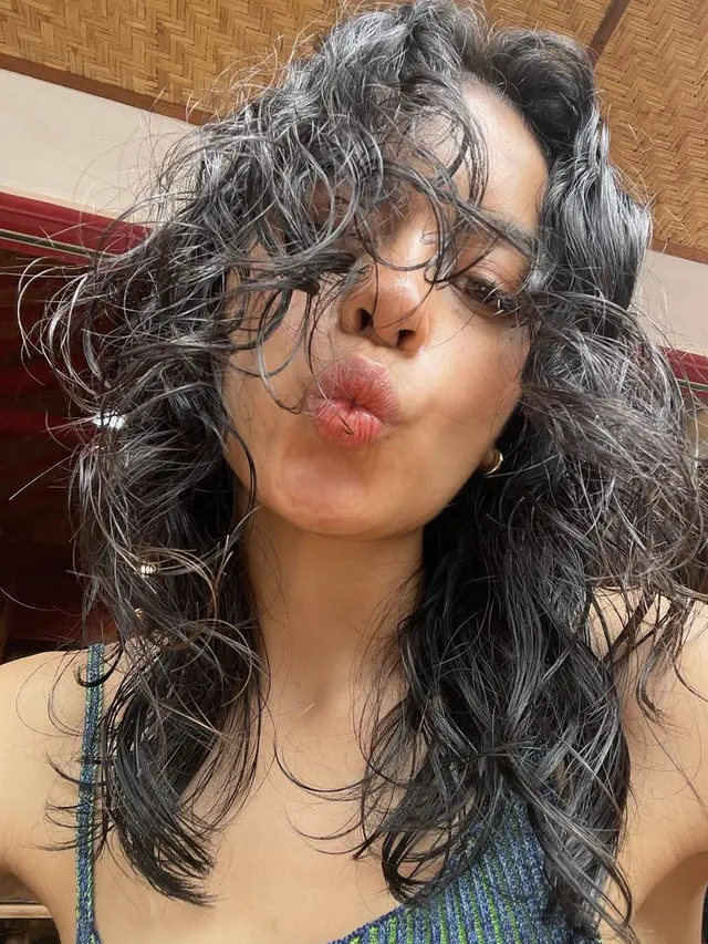 Eva Celia dengan Rambut Panjang Keriting , credit: @evacelia