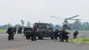 Atraksi pembebasan sandera oleh Detasemen Bravo dalam acara peringatan HUT ke-69 TNI AU AU Tahun 2015 di Lanud Halim Perdanakusuma, Jakarta, Kamis (9/4/2015). Acara tersebut menampilkan demo darat dan atraksi udara. (Liputan6.com/Herman Zakharia)