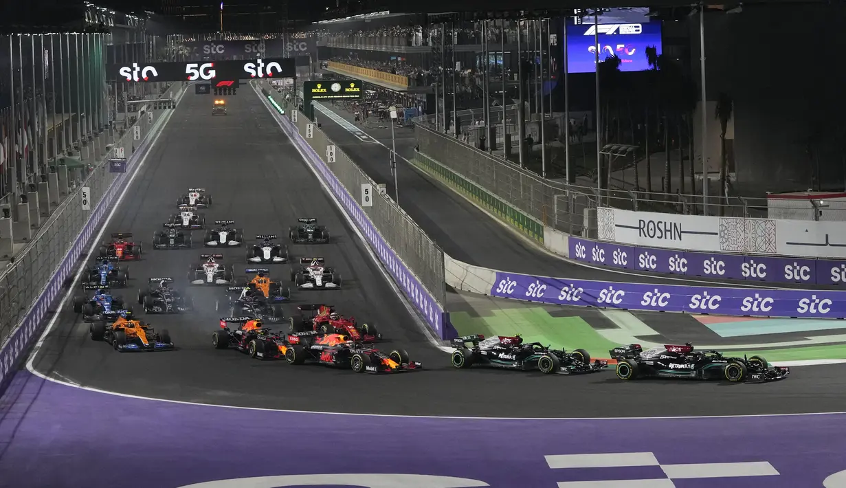 Pembalap Mercedes Lewis Hamilton memimpin balapan pada F1 GP Arab Saudi di Jeddah, Minggu, 5 Desember 2021. Kemenangan Lewis Hamilton membuatnya kini menyamai poin Max Verstappen di klasemen F1, yakni 369,5 poin. (AP Photo/Hassan Ammar)